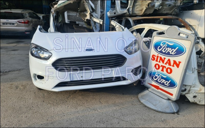Ford Courier beyaz kaput
