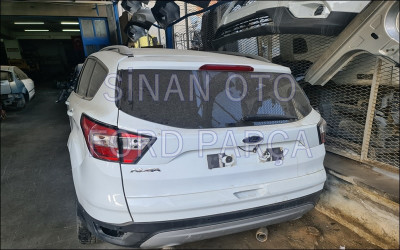 Ford Kuga bagaj kapağı beyaz